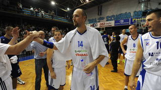 Zadar, 230912
Dvorana Jazine.
Humanitarna utakmica “Za Stephanie smo vratili kosarku u Jazine” na kojoj su nastupile brojne bivse zvijezde KK Zadra poput Dina Radje, Arijana Komazeca, Gordana Giriceka i drugih.
Na fotografiji: Dino Radja
Foto: Luka Gerla Zadar, 230912
Dvorana Jazine.
Humanitarna utakmica “Za Stephanie smo vratili kosarku u Jazine” na kojoj su nastupile brojne bivse zvijezde KK Zadra poput Dina Radje, Arijana Komazeca, Gordana Giriceka i drugih.
Na fotografiji: Dino Radja
Foto: Luka Gerla