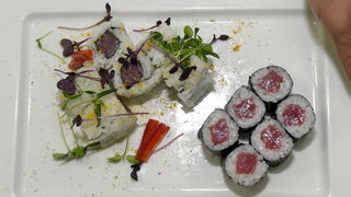 Restoran Foša: Chef Damr Tomljanović oduševio japanskog kolegu pripremom “dalmatinskog sushija” Restoran Foša: Chef Damr Tomljanović oduševio japanskog kolegu pripremom “dalmatinskog sushija”