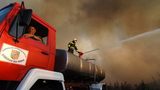 Biograd, 200709.
Na podrucju Biograda u poslijepodnevnim satima izbio je veliki pozar koji gasi veliki broj pripadnika vatrogasnih snaga sa zadarskog podrucja. Pozar je izbio oko 16 sati na deponiji otpada Bastijun povise Biograda. Veliki problem predstav
