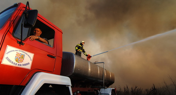 Biograd, 200709.
Na podrucju Biograda u poslijepodnevnim satima izbio je veliki pozar koji gasi veliki broj pripadnika vatrogasnih snaga sa zadarskog podrucja. Pozar je izbio oko 16 sati na deponiji otpada Bastijun povise Biograda. Veliki problem predstav