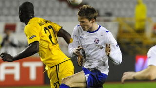 Split, 011210. 
Stadion HNK Hajduka u Poljudu.    
UEFA Europska liga utakmica HNK Hajduk – FC AEK. 
Na slici: Marin Tomasov u skoku kraj Pape Boube Diopa.
Foto: Nikola Vilic / CROPIX