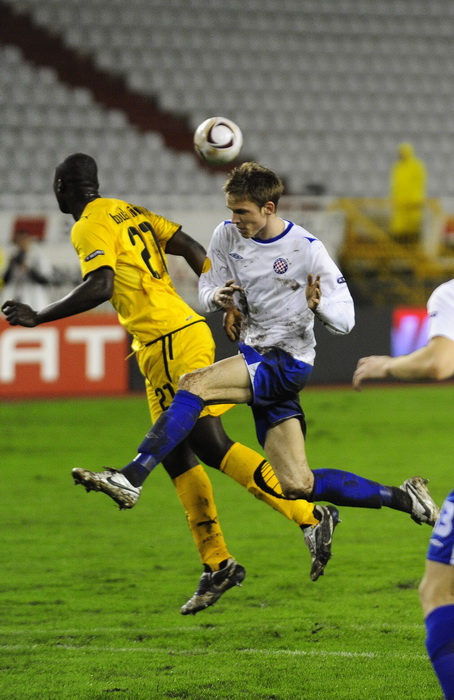 Split, 011210. 
Stadion HNK Hajduka u Poljudu.    
UEFA Europska liga utakmica HNK Hajduk – FC AEK. 
Na slici: Marin Tomasov u skoku kraj Pape Boube Diopa.
Foto: Nikola Vilic / CROPIX