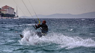 Kiteri i surferi uživali u jakom jugu