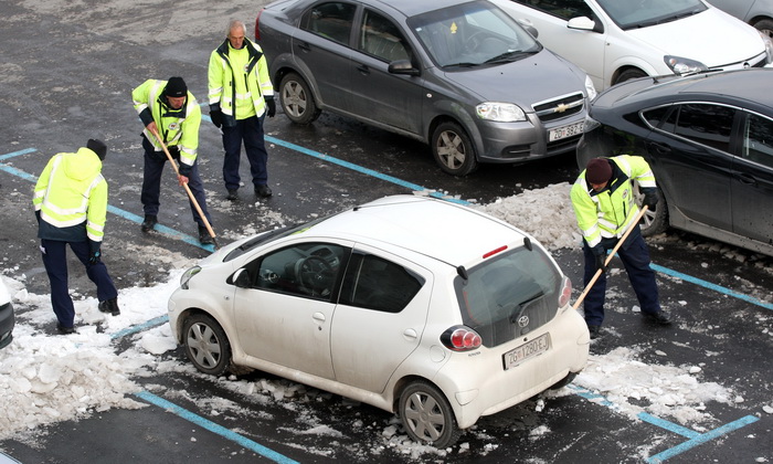 Zadar, 070212.
Iako je proslo tri dana od kako je stao padati, snijeg se zbog niskih temperatura zadrzao se na ulicama te je veliki broj ulica zaledjen sto gradjanima stvara probleme. Gradske sluzbe poduzimaju sve da ih ociste. U Zadru je trenutna tempera Zadar, 070212.
Iako je proslo tri dana od kako je stao padati, snijeg se zbog niskih temperatura zadrzao se na ulicama te je veliki broj ulica zaledjen sto gradjanima stvara probleme. Gradske sluzbe poduzimaju sve da ih ociste. U Zadru je trenutna tempera
