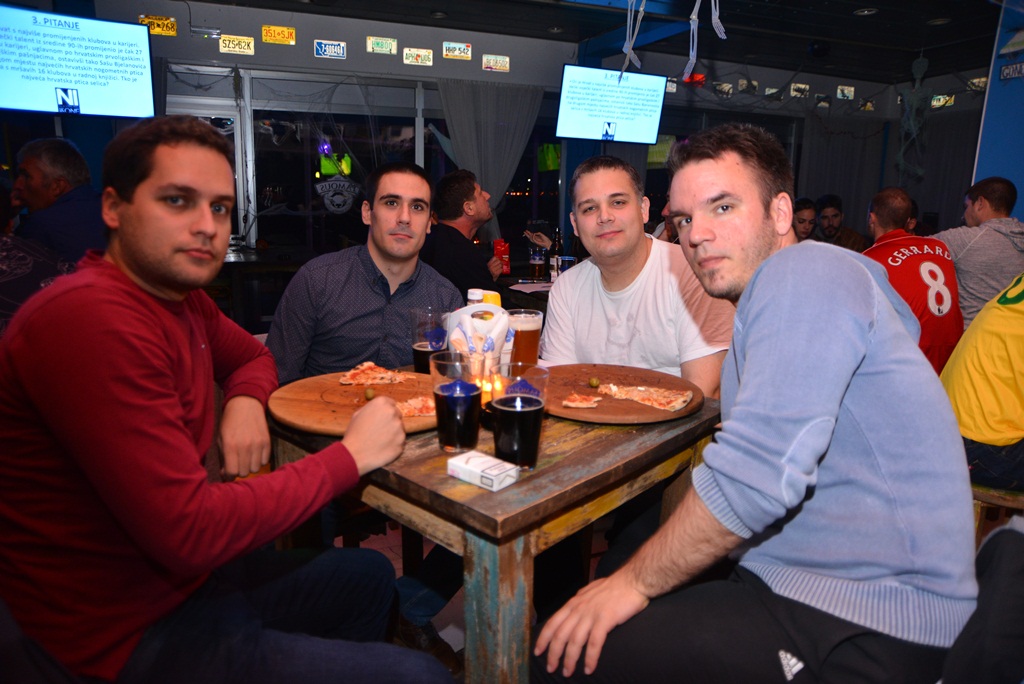 Famous Bar: 1. kolo Lige sportskog kviza “Nogometne ikone” 27. listopada 2016. Foto. Iva Perinčić Famous Bar: 1. kolo Lige sportskog kviza “Nogometne ikone” 27. listopada 2016. Foto. Iva Perinčić