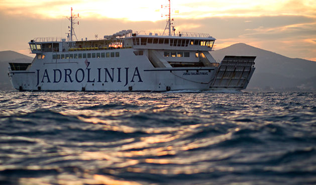 Popodnevni đir po rivi 4. siječnja 2013. Jadrolinija trajekt (foto:Saša Čuka)