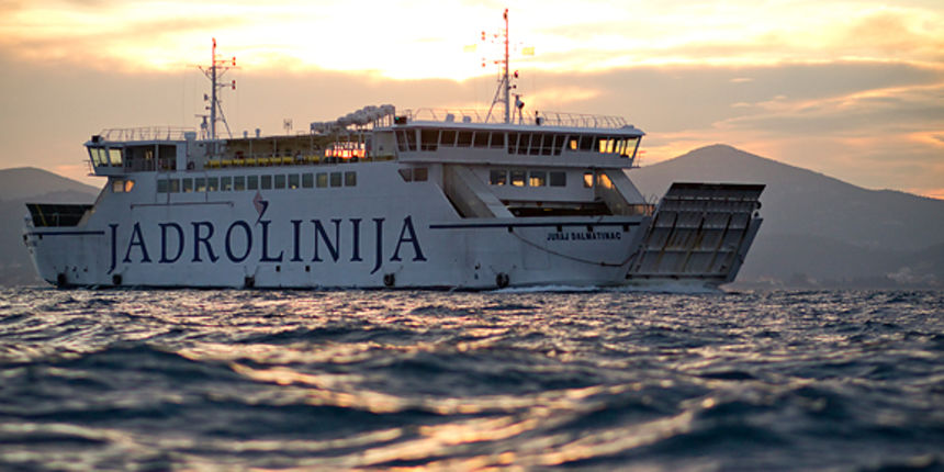 Popodnevni đir po rivi 4. siječnja 2013. Jadrolinija trajekt (foto:Saša Čuka)