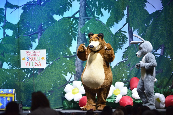 Predstava “Maša i Medvjed” moskovskog Dječjeg kazališta oduševila zadarske mališane Predstava “Maša i Medvjed” moskovskog Dječjeg kazališta oduševila zadarske mališane