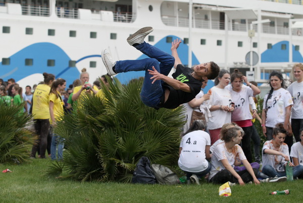 Zadar, 170513. 
Danas su se ucenici zavrsnih razreda zadarskih srednjih skola oprostili od skolskih klupa tradicionalnom Norijadom. 
Uz neizostavni alkohol, pjesmu i prosipanje brasna i jaja po centru grada, nakratko su privukli pozornost prolaznika na se
