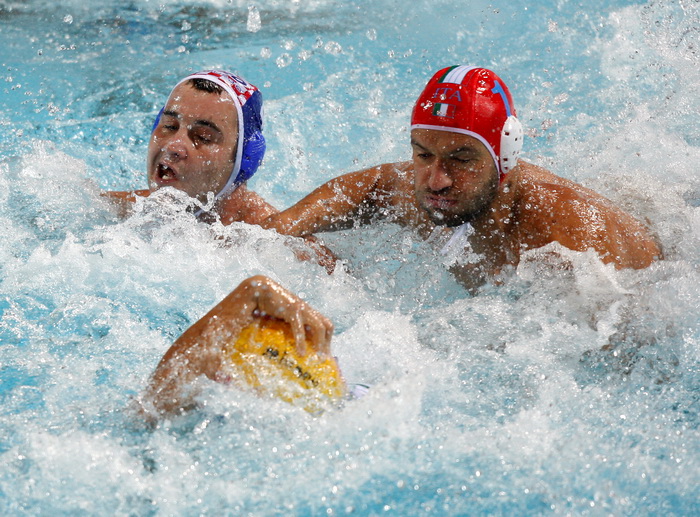 Zagreb, 050910.
Bazen Mladost na Savi.
29. Europsko prvenstvo u vaterpolu.
Hrvatska – Italija
Na fotografiji: Niksa Dobud i talijanski vratar Stefano Tempesti.
Foto: Ronald Gorsic / CROPIX