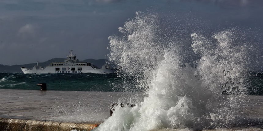 Olujno jugo na zadarskoj rivi 5. studenog 2014.  Foto: Roberto Lerga