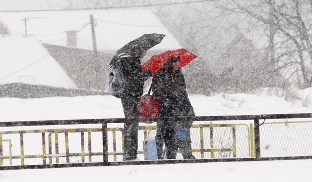 Zagreb, 191209.
Branimirova.
Uz prohladno jutro zagrepcane je probudio snijeg koji pada u velikim kolicinama.
Snijeg otezava promet a snjezne radosti za djecu mogu poceti.
Foto: Goran Mehkek / CROPIX