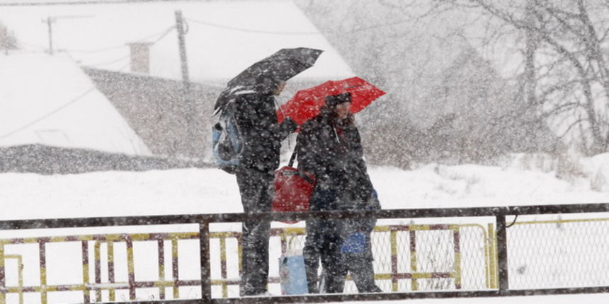 Zagreb, 191209.
Branimirova.
Uz prohladno jutro zagrepcane je probudio snijeg koji pada u velikim kolicinama.
Snijeg otezava promet a snjezne radosti za djecu mogu poceti.
Foto: Goran Mehkek / CROPIX Zagreb, 191209.
Branimirova.
Uz prohladno jutro zagrepcane je probudio snijeg koji pada u velikim kolicinama.
Snijeg otezava promet a snjezne radosti za djecu mogu poceti.
Foto: Goran Mehkek / CROPIX