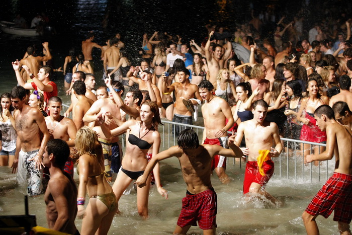 Split, 200810.
Koncert “Funk on the beach” u cast preminulog Dina Dvornika odrzan je na plazi Bacvice u organizaciji Deana Dvornika. Koncert je kasnio dva sata, dok je vise od 6 tisuca poklonika Dina Dvornika cekalo pocetak.
Foto: Duje Klaric / CROPIX Split, 200810.
Koncert “Funk on the beach” u cast preminulog Dina Dvornika odrzan je na plazi Bacvice u organizaciji Deana Dvornika. Koncert je kasnio dva sata, dok je vise od 6 tisuca poklonika Dina Dvornika cekalo pocetak.
Foto: Duje Klaric / CROPIX