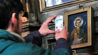 Skopje, 080412.
Nesvakidasnji fenomen prociscavanja fresaka poceo se dogadjati u unutrasnjosti poznate skopske crkve Sveti Velikomucenik Dimitrija. Freske u unutrasnjosti crkve, na kojima se godinama talozio dim od izgorjelih svijeca koje su palili vjerni Skopje, 080412.
Nesvakidasnji fenomen prociscavanja fresaka poceo se dogadjati u unutrasnjosti poznate skopske crkve Sveti Velikomucenik Dimitrija. Freske u unutrasnjosti crkve, na kojima se godinama talozio dim od izgorjelih svijeca koje su palili vjerni