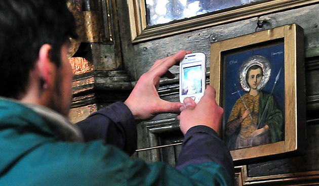 Skopje, 080412.
Nesvakidasnji fenomen prociscavanja fresaka poceo se dogadjati u unutrasnjosti poznate skopske crkve Sveti Velikomucenik Dimitrija. Freske u unutrasnjosti crkve, na kojima se godinama talozio dim od izgorjelih svijeca koje su palili vjerni