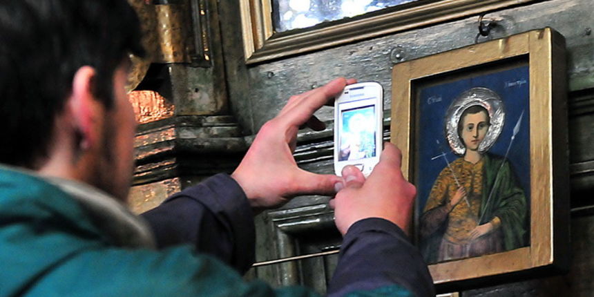 Skopje, 080412.
Nesvakidasnji fenomen prociscavanja fresaka poceo se dogadjati u unutrasnjosti poznate skopske crkve Sveti Velikomucenik Dimitrija. Freske u unutrasnjosti crkve, na kojima se godinama talozio dim od izgorjelih svijeca koje su palili vjerni Skopje, 080412.
Nesvakidasnji fenomen prociscavanja fresaka poceo se dogadjati u unutrasnjosti poznate skopske crkve Sveti Velikomucenik Dimitrija. Freske u unutrasnjosti crkve, na kojima se godinama talozio dim od izgorjelih svijeca koje su palili vjerni