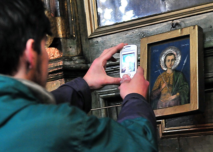 Skopje, 080412.
Nesvakidasnji fenomen prociscavanja fresaka poceo se dogadjati u unutrasnjosti poznate skopske crkve Sveti Velikomucenik Dimitrija. Freske u unutrasnjosti crkve, na kojima se godinama talozio dim od izgorjelih svijeca koje su palili vjerni Skopje, 080412.
Nesvakidasnji fenomen prociscavanja fresaka poceo se dogadjati u unutrasnjosti poznate skopske crkve Sveti Velikomucenik Dimitrija. Freske u unutrasnjosti crkve, na kojima se godinama talozio dim od izgorjelih svijeca koje su palili vjerni