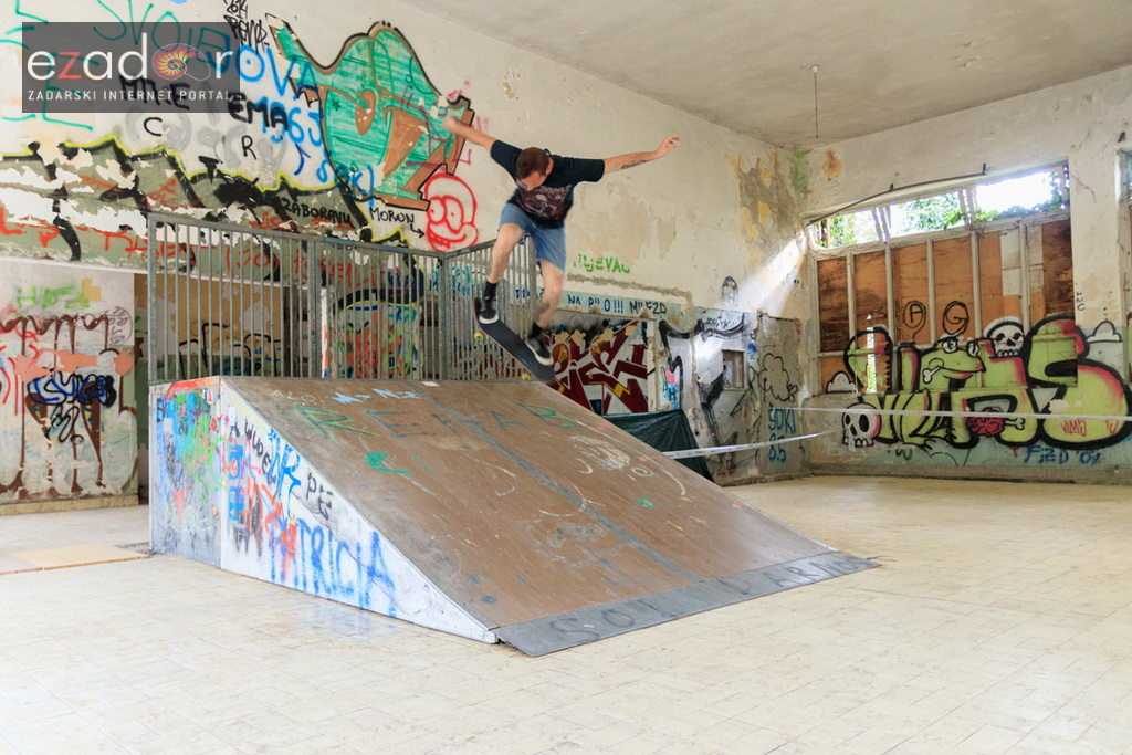 Simboličnim rušenjem zida započeo je urbani festival KvartArt na Voštarnici