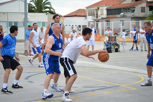 U povodu blagdana Kraljice Mira u Stanovima odigrana utakimica između veterana KK Zadar i Stanova, Foto: Iva Perinčić U povodu blagdana Kraljice Mira u Stanovima odigrana utakimica između veterana KK Zadar i Stanova, Foto: Iva Perinčić