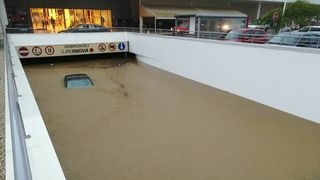 Poplavljena garaža u Supernova centru