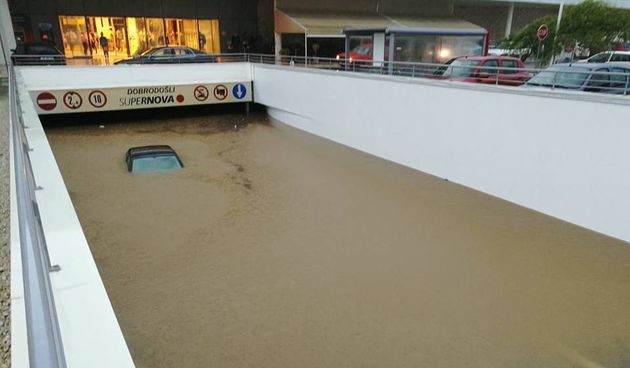 Poplavljena garaža u Supernova centru