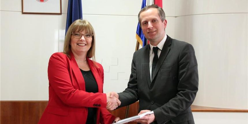 Primopredaja dužnosti između dosadašnje zamjenice ministra Sandre Artuković Kunšt i novog ministra pravosuđa Ante Šprlje Primopredaja dužnosti između dosadašnje zamjenice ministra Sandre Artuković Kunšt i novog ministra pravosuđa Ante Šprlje