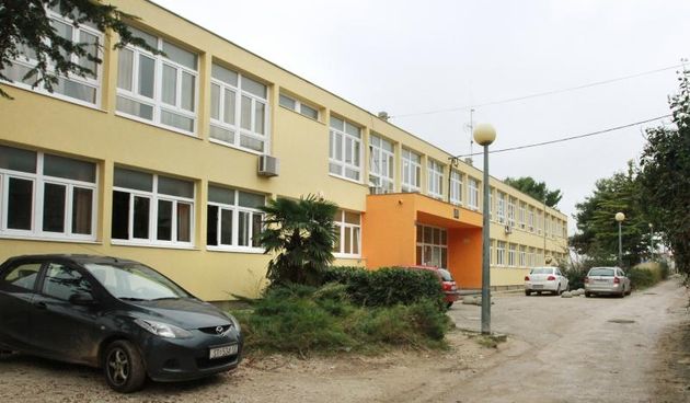 Solin – Sedmogodisnjakinja tesko ozlijedjena u osnovnoj skoli Vjekoslav Parac kada je, navodno, licem pala na kisobran. Lijecnici u bolnici Firule bore se za njen zivot. Photo:Ivana Ivanovic/Pixsell