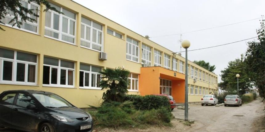 Solin – Sedmogodisnjakinja tesko ozlijedjena u osnovnoj skoli Vjekoslav Parac kada je, navodno, licem pala na kisobran. Lijecnici u bolnici Firule bore se za njen zivot. Photo:Ivana Ivanovic/Pixsell