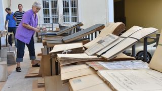 Smočena građa Znanstvene knjižnice Zadar suši se na suncu Smočena građa Znanstvene knjižnice Zadar suši se na suncu