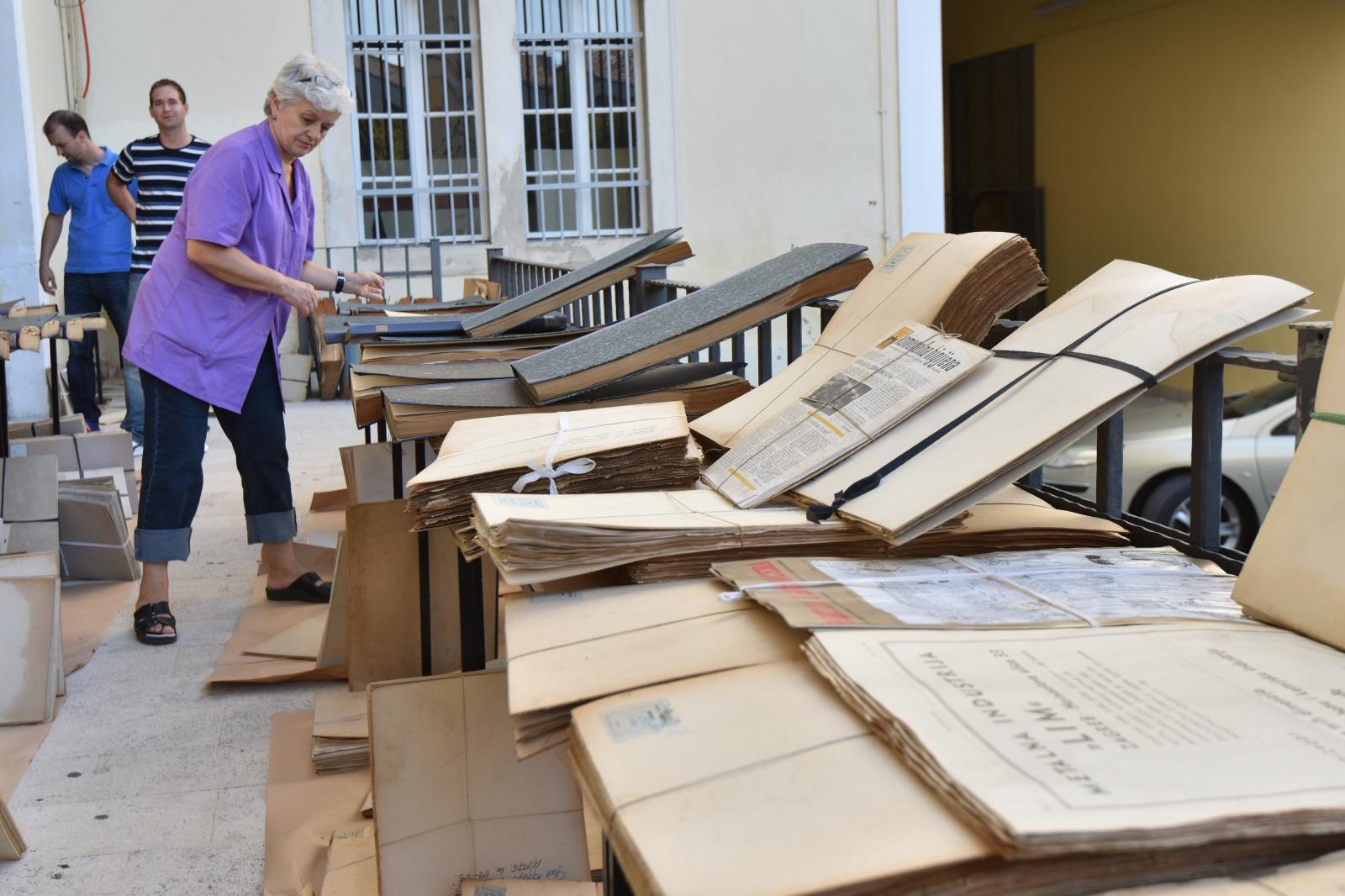 Smočena građa Znanstvene knjižnice Zadar suši se na suncu Smočena građa Znanstvene knjižnice Zadar suši se na suncu