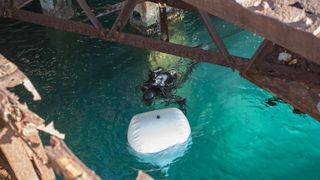 Specijalna policija Ajkule u podrucju ispred lansirne stanice tvornice Torpedo izvukla je s morskog dna jos jedan primjerak torpeda. I ovaj ce primjerak preuzeti Muzej grada Rijeke i uvrstiti ga u svoju Zbirku. Photo: Nel Pavletic/PIXSELL Specijalna policija Ajkule u podrucju ispred lansirne stanice tvornice Torpedo izvukla je s morskog dna jos jedan primjerak torpeda. I ovaj ce primjerak preuzeti Muzej grada Rijeke i uvrstiti ga u svoju Zbirku. Photo: Nel Pavletic/PIXSELL