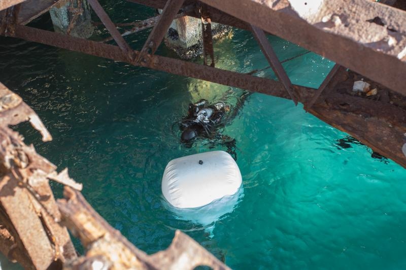 Specijalna policija Ajkule u podrucju ispred lansirne stanice tvornice Torpedo izvukla je s morskog dna jos jedan primjerak torpeda. I ovaj ce primjerak preuzeti Muzej grada Rijeke i uvrstiti ga u svoju Zbirku. Photo: Nel Pavletic/PIXSELL Specijalna policija Ajkule u podrucju ispred lansirne stanice tvornice Torpedo izvukla je s morskog dna jos jedan primjerak torpeda. I ovaj ce primjerak preuzeti Muzej grada Rijeke i uvrstiti ga u svoju Zbirku. Photo: Nel Pavletic/PIXSELL