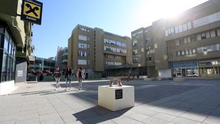 Brončane tenisice Dražena Petrovića postavljene na istoimeni šibenski trg, Foto: Duško Jaramaz/PIXSELL