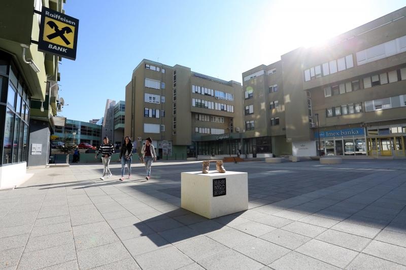 Brončane tenisice Dražena Petrovića postavljene na istoimeni šibenski trg, Foto: Duško Jaramaz/PIXSELL