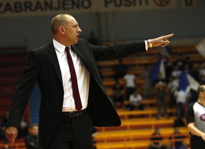 Zagreb, 220513
Dvorana II Doma sportova.
Kosarkaska utakmica pulufinale doigravanja za prvaka Hrvatske (2 utakmica) Cedevita – Zadar.
Na slici: Jaksa Vulic trener Cedevite.
Foto: Nenad Dugi / CROPIX Zagreb, 220513
Dvorana II Doma sportova.
Kosarkaska utakmica pulufinale doigravanja za prvaka Hrvatske (2 utakmica) Cedevita – Zadar.
Na slici: Jaksa Vulic trener Cedevite.
Foto: Nenad Dugi / CROPIX