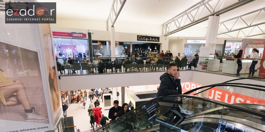 Koncert Jole i spektakularni vatromet na otvaranju centra Supernova Koncert Jole i spektakularni vatromet na otvaranju centra Supernova