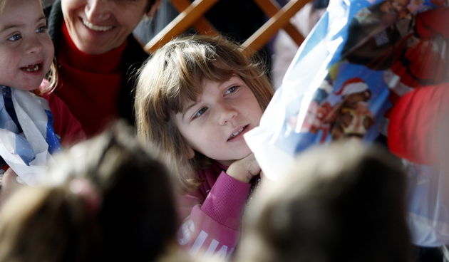 Zadar, 211210.
Vlasnik jedne od najpopularnijih zadarskih pizzerija Sime, Sime Micic svake godine pred Bozic tradicionalno ugoscuje 150 djece s teskocama u razvoju (iz vrtca Latica i OS Vostarnica), a onda zatvara lokal do sredine sjecnja.
Foto: Jure Misk
