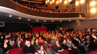Zadar, 12.11.2012. snimio: Nenad Marčev
SATIRIČKO KAZALIŠTE KEREMPUH
Jean Poiret:
Krletka, komedija
redatelj: Krešimir Dolenčić
igraju: Ž. Königsknecht, H. Kečkeš, M. Mirković,
I. Đuričić, L. Petrušić, B. Perić, V. Čokljat,
M. Posavec Zadar, 12.11.2012. snimio: Nenad Marčev
SATIRIČKO KAZALIŠTE KEREMPUH
Jean Poiret:
Krletka, komedija
redatelj: Krešimir Dolenčić
igraju: Ž. Königsknecht, H. Kečkeš, M. Mirković,
I. Đuričić, L. Petrušić, B. Perić, V. Čokljat,
M. Posavec