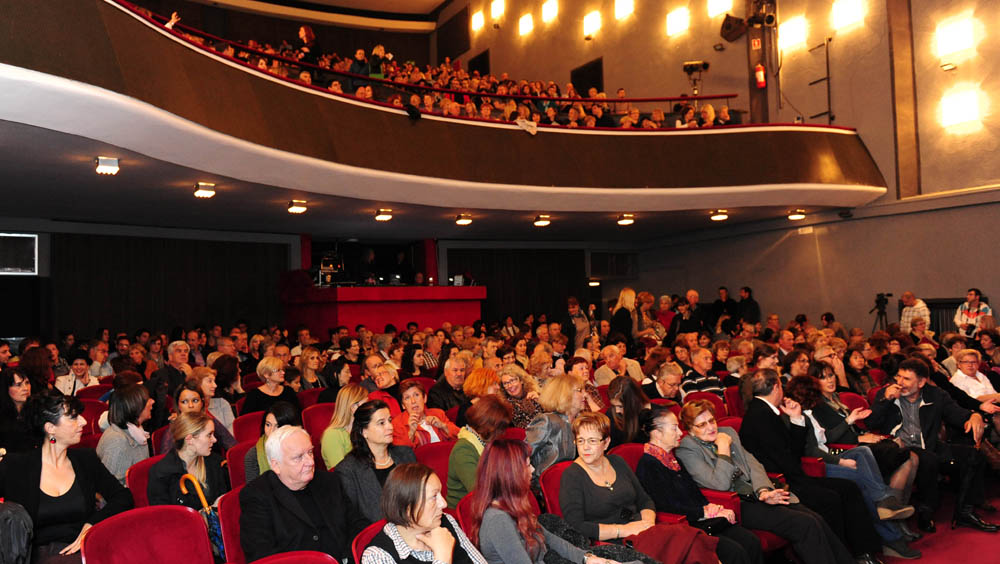 Zadar, 12.11.2012. snimio: Nenad Marčev
SATIRIČKO KAZALIŠTE KEREMPUH
Jean Poiret:
Krletka, komedija
redatelj: Krešimir Dolenčić
igraju: Ž. Königsknecht, H. Kečkeš, M. Mirković,
I. Đuričić, L. Petrušić, B. Perić, V. Čokljat,
M. Posavec Zadar, 12.11.2012. snimio: Nenad Marčev
SATIRIČKO KAZALIŠTE KEREMPUH
Jean Poiret:
Krletka, komedija
redatelj: Krešimir Dolenčić
igraju: Ž. Königsknecht, H. Kečkeš, M. Mirković,
I. Đuričić, L. Petrušić, B. Perić, V. Čokljat,
M. Posavec
