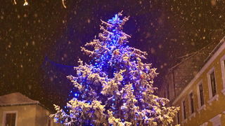 Sinj, 101212. 
Ciklona Simenka je veceras donijela pravi snijezni ugodjaj u Sinju.
Na slici Snijezni ugodjaj u Sinju.
Foto: Zvonimir Barisin / CROPIX