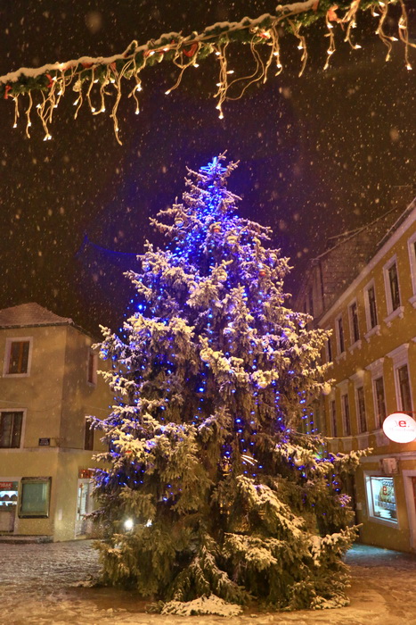 Sinj, 101212. 
Ciklona Simenka je veceras donijela pravi snijezni ugodjaj u Sinju.
Na slici Snijezni ugodjaj u Sinju.
Foto: Zvonimir Barisin / CROPIX