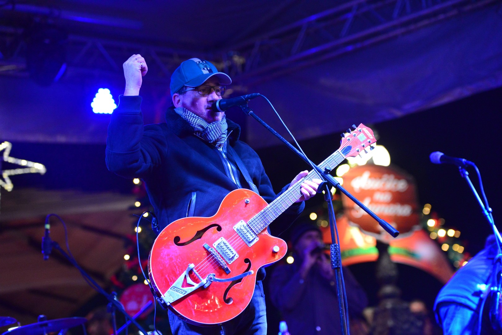 Advent u Zadru: Neno Belan i Fiumensi raspjevali i rasplesali i staro i mlado na Trgu Petra Zoranića Advent u Zadru: Neno Belan i Fiumensi raspjevali i rasplesali i staro i mlado na Trgu Petra Zoranića