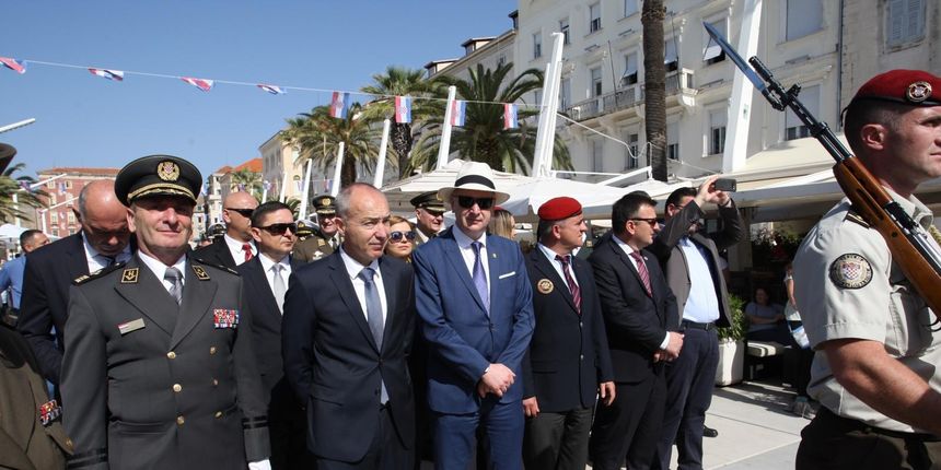 vecani mimohod povodom obiljezavanja 27. obljetnice 4. Gardijske brigade. Gradonacelnik Andro Krstulovic Opara, Damir Krsticevic, Mirko Sundov.