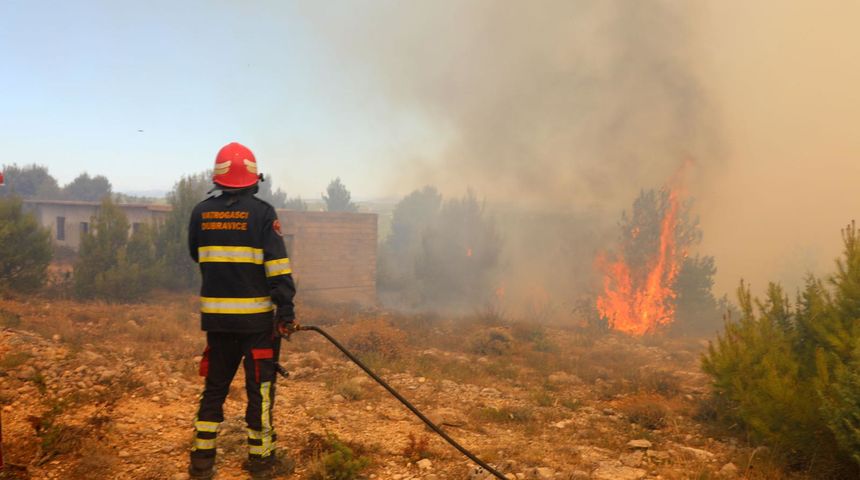 Veliki požar u zaleđu Skradina, gase ga brojni vatrogasci i četiri kanadera Veliki požar u zaleđu Skradina, gase ga brojni vatrogasci i četiri kanadera