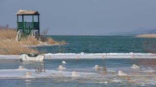 Ribarska lučica Prosika na Vranskom jezeru okovana ledom Ribarska lučica Prosika na Vranskom jezeru okovana ledom