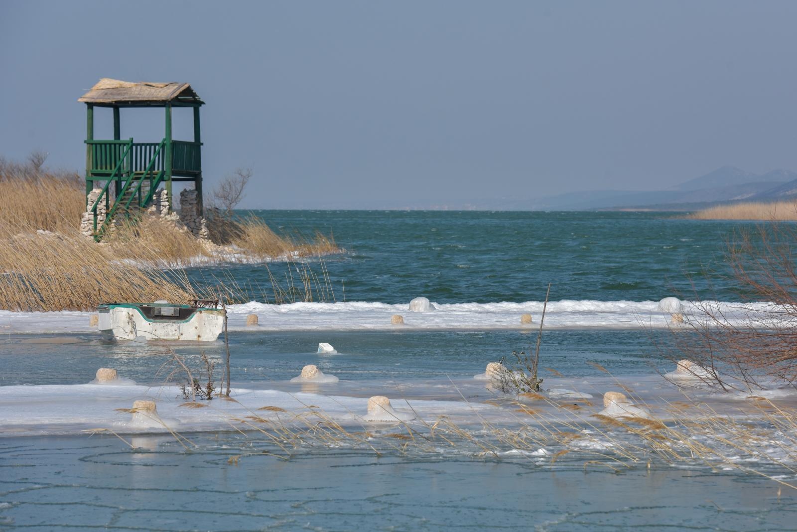 Ribarska lučica Prosika na Vranskom jezeru okovana ledom Ribarska lučica Prosika na Vranskom jezeru okovana ledom