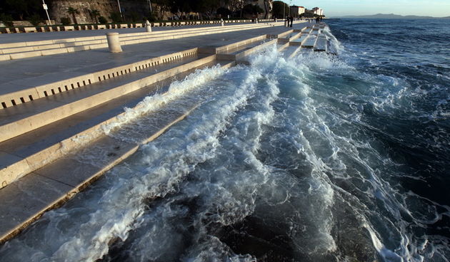 Zadar, 021210.
Nakon vise kisnih dana danas poslije podne na zadarskoj rivi pojavilo se sunce.
Na fotografiji: more se penje po Morskim orguljama
Foto: Vladimir Ivanov / CROPIX
