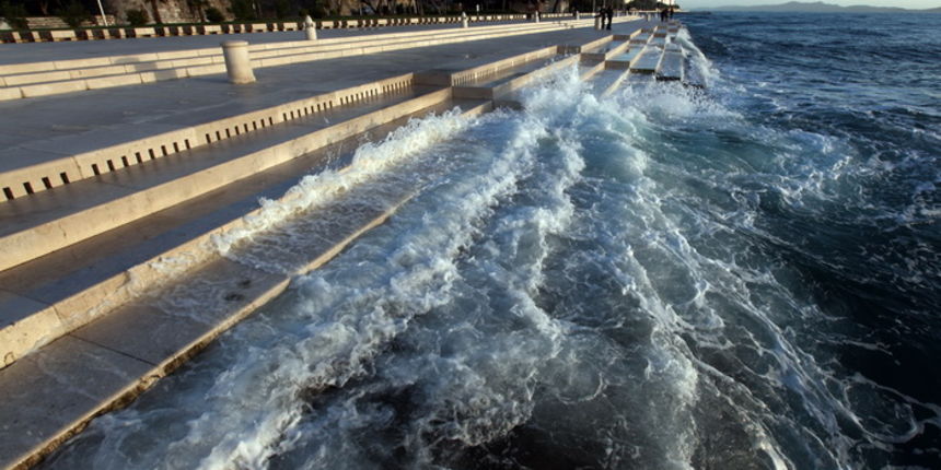Zadar, 021210.
Nakon vise kisnih dana danas poslije podne na zadarskoj rivi pojavilo se sunce.
Na fotografiji: more se penje po Morskim orguljama
Foto: Vladimir Ivanov / CROPIX Zadar, 021210.
Nakon vise kisnih dana danas poslije podne na zadarskoj rivi pojavilo se sunce.
Na fotografiji: more se penje po Morskim orguljama
Foto: Vladimir Ivanov / CROPIX