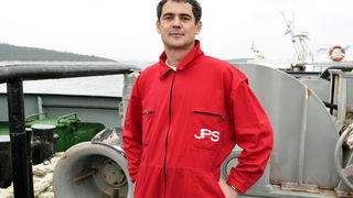 Otok Sit, Kornati, 201109.
Nakon 26 dana od nasukavanja trajekta Marko Polo na otok Sit u Kornatima uz pomoc remorkera JPS-a i dizalice, trajekt je odsukan.
Na fotografiji: Aleksandar Maras sef projekta odsukavanja.
Foto: Niksa Stipanicev / CROPIX